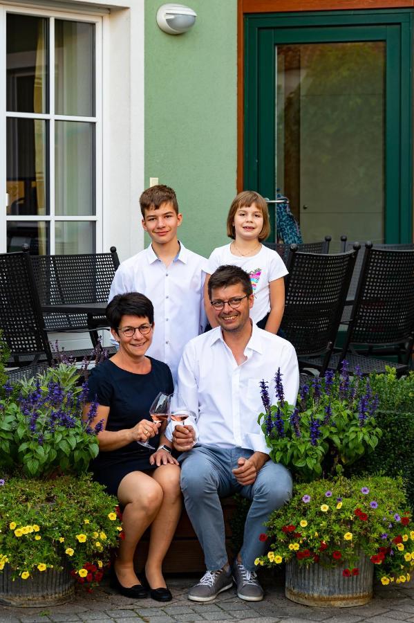 فندق Weingut Familie Bauer Grossriedenthal المظهر الخارجي الصورة